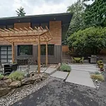 #Stayinmydistrict Multnomah Village Modern Retreat